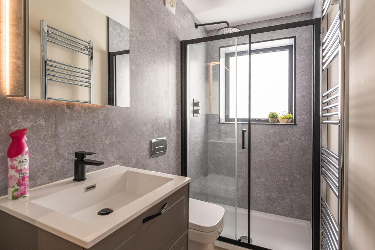 דרבי Stylish 1 Bedroom Apartments Free Parking Good Location מראה חיצוני תמונה